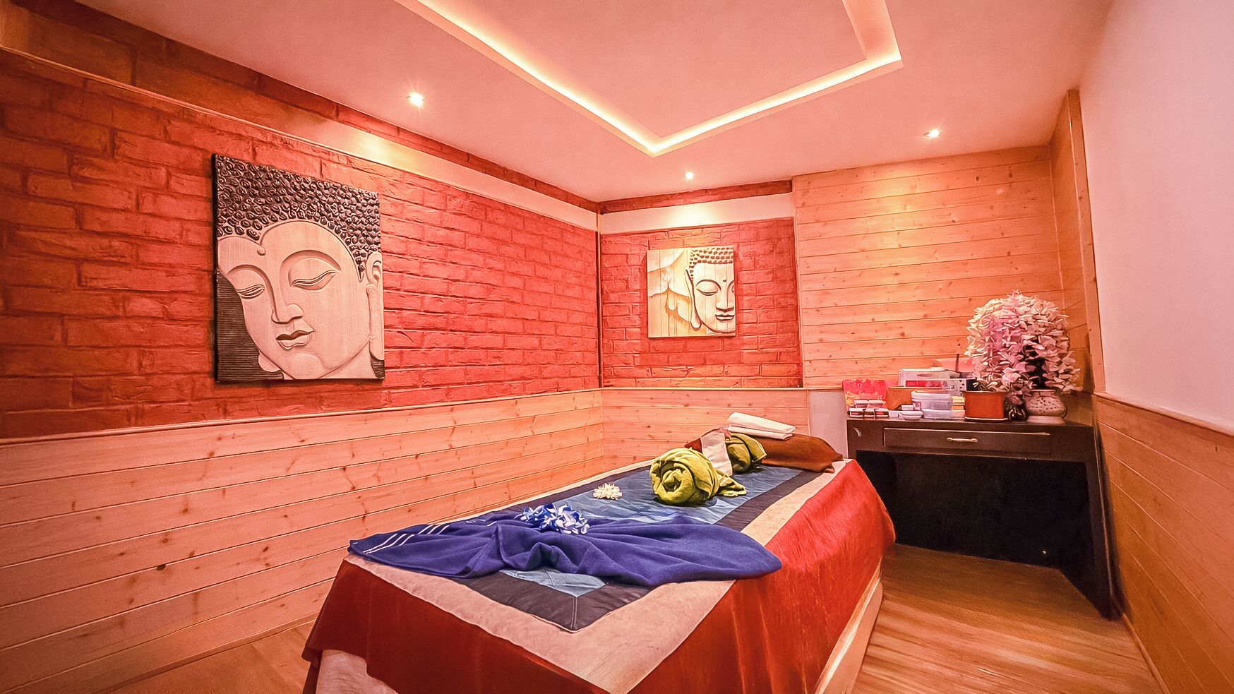 Ein Zimmer mit einem Bett, Holzvertäfelung und Kunstwerken an den Wänden.