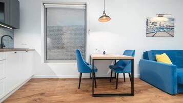 Deluxe Apartment | 1 bedroom, iron/ironing board, free WiFi, bed sheets