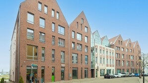 A modern brick building with multiple windows and a flat roof. - MARGI Figo Apartament (Szczecin)