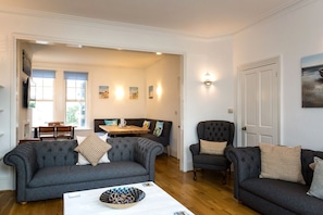 Smart TV - Beach in Reach - group house for up to 14 with sea views (Eastbourne)