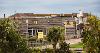 Beach in Reach - group house for up to 14 with sea views