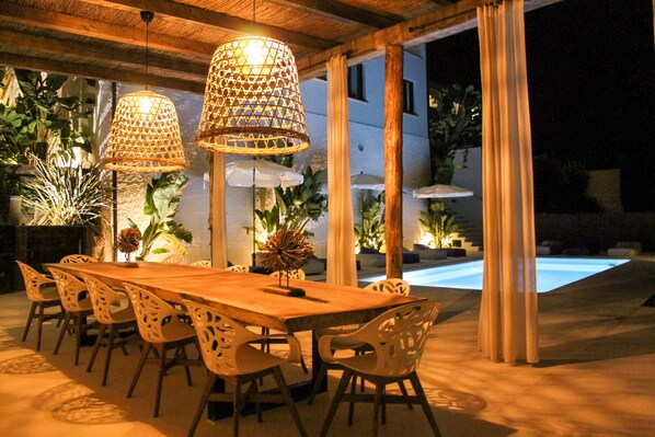 Outdoor dining