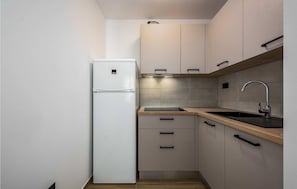 Kühlschrank, Herdplatte, Wasserkocher mit Kaffee-/Teezubehör