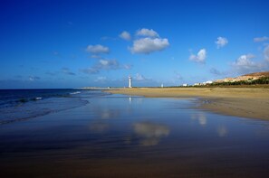 Chaises longues, serviettes de plage