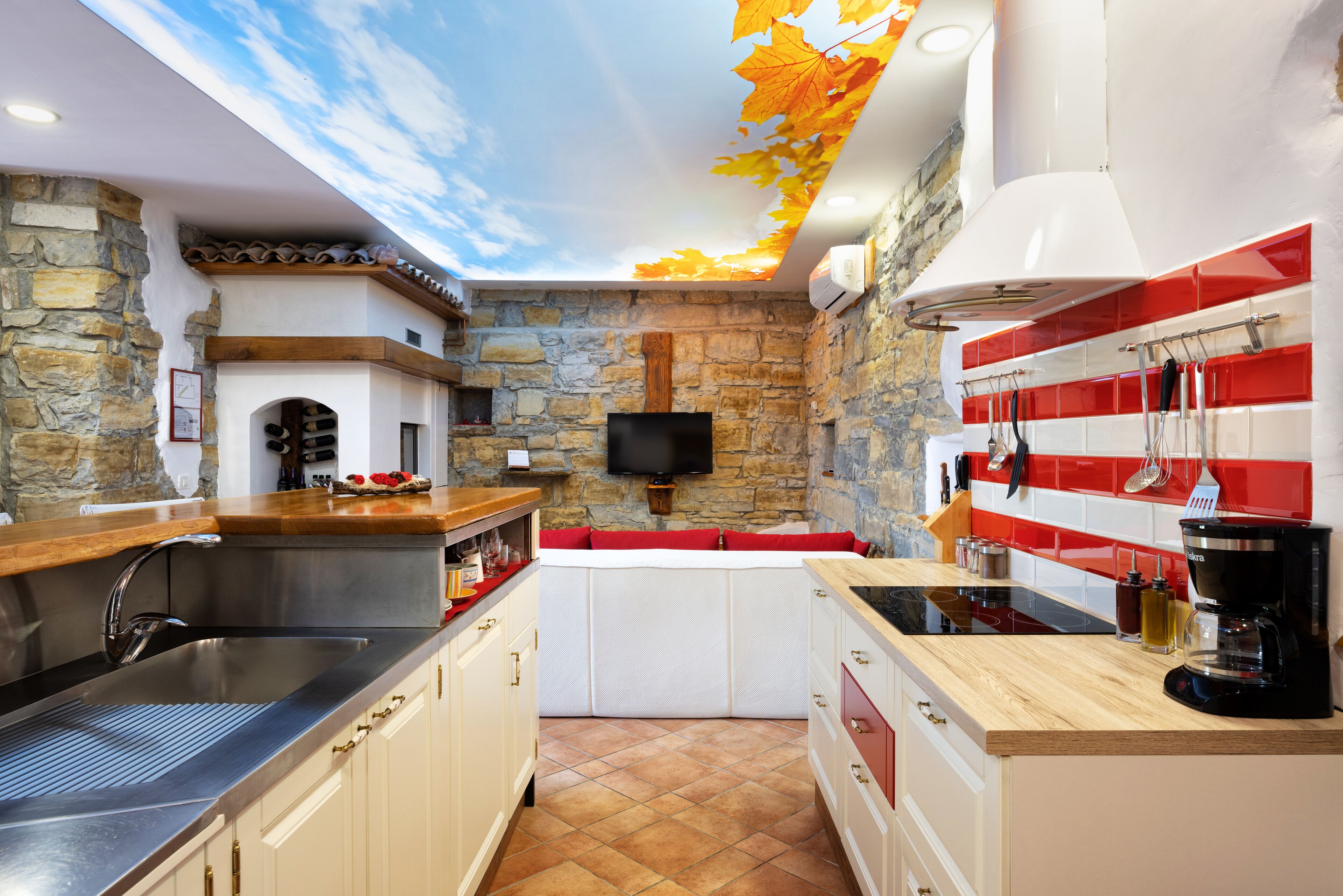 Deluxe appartement, 1 slaapkamer, niet-roken, uitzicht op wijngaard | Woonruimte | Een 90-cm lcd-televisie met premium tv-zenders