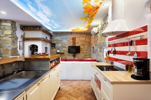 Apartamento Deluxe, 1 habitación, no fumadores, vistas al viñedo | Zona de estar | Televisión LCD de 90 cm con canales premium