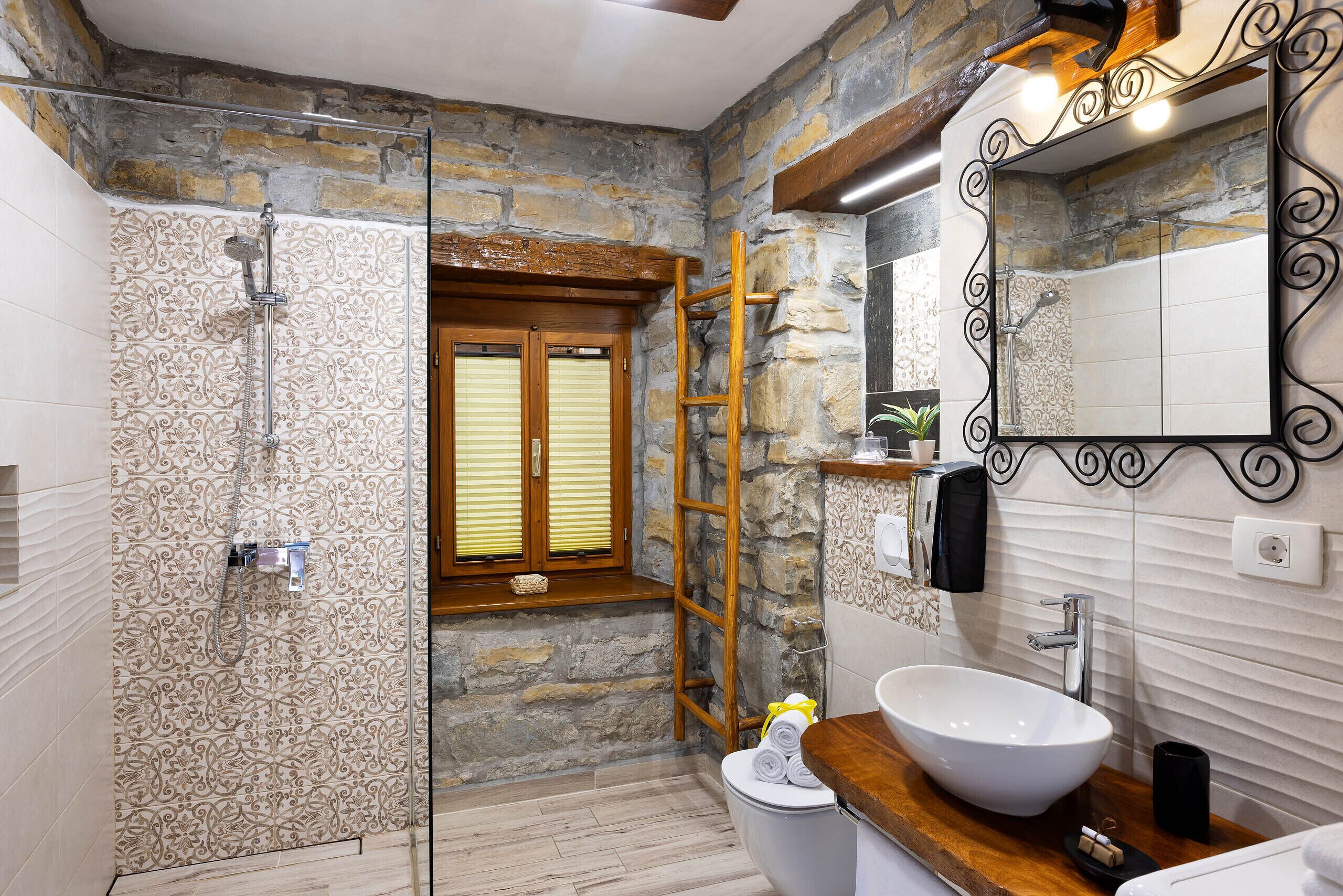 Family Apartment, 2 Bedrooms | Bathroom | Free toiletries, hair dryer, slippers, towels