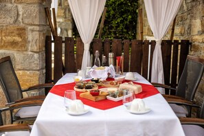 Tägliches einheimisches Frühstück gegen Gebühr