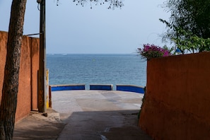 Beach nearby, white sand, 5 beach bars