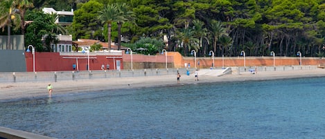 Beach nearby, white sand, 5 beach bars