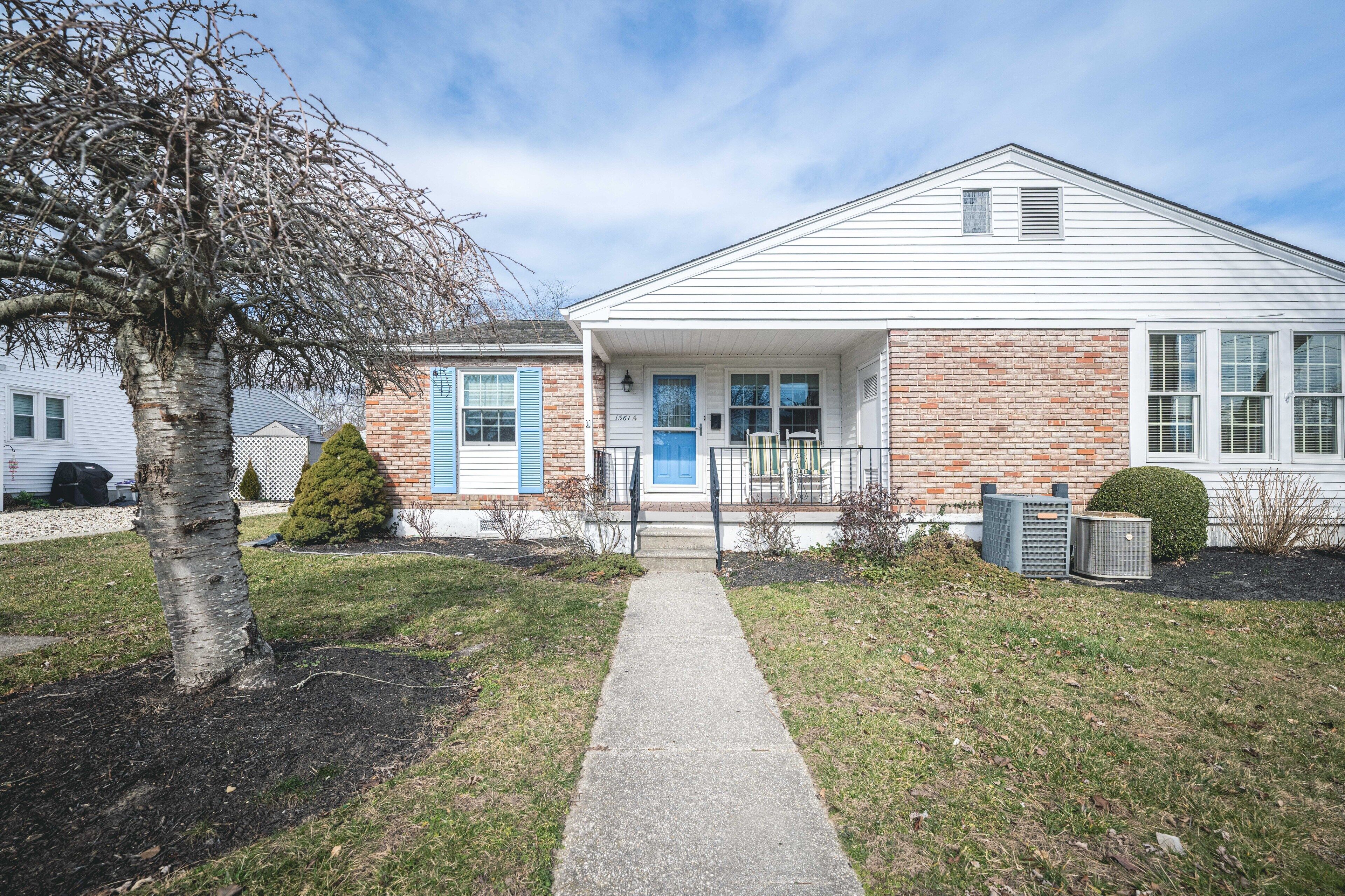 Pet Friendly - Sleeps 6 - Off-Street Parking - Closer than you think to everything!