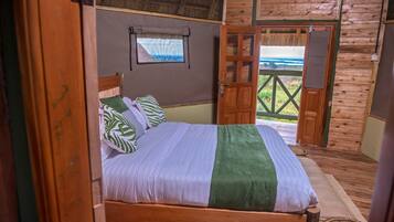 Luxury Double Room, 1 King Bed, Lake View | In-room safe