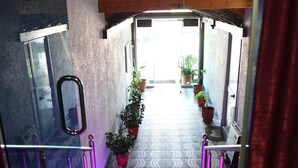 Interior entrance - Hotel Bardhi (Perondi)