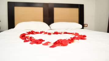 Economy Double Room | Desk, laptop workspace, blackout drapes, soundproofing