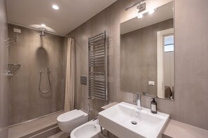 Dusj, hårføner, bidé og håndklær