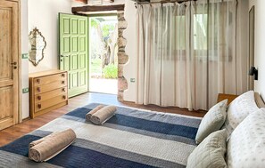 3 bedrooms, travel cot, free WiFi, bed sheets - Stunning home in Tinjan with private swimming pool, can be inside or outside (Tinjan)