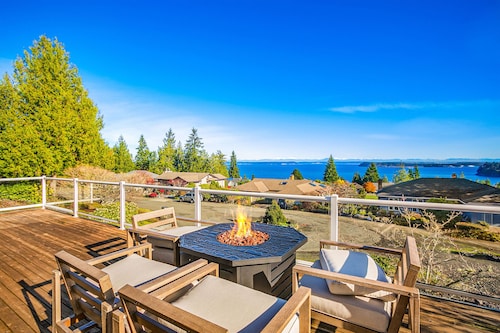 Spacious 3BR/3BA with Spectacular Water Views