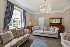 Smart TV, fireplace, video games, DVD player - Prospect House sleeps 14, dog friendly (York)