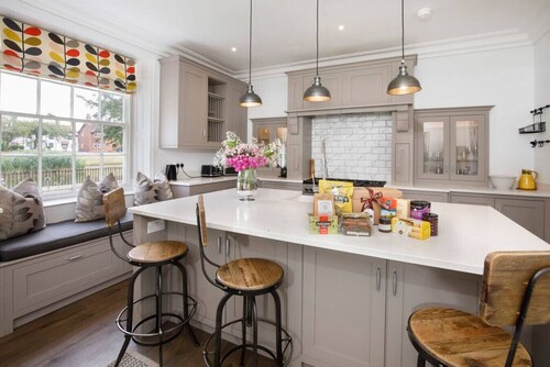 Prospect House sleeps 14, dog friendly