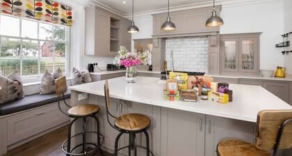 Prospect House sleeps 14, dog friendly