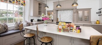 Prospect House sleeps 14, dog friendly