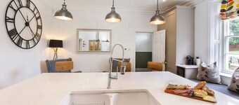 Prospect House sleeps 14, dog friendly