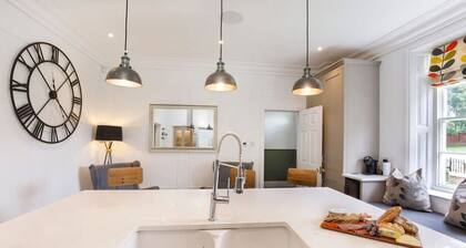 Prospect House sleeps 14, dog friendly