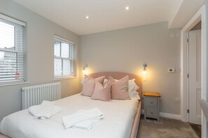 3 bedrooms, iron/ironing board, free WiFi - The Old Vet’s House, Masham (Masham)