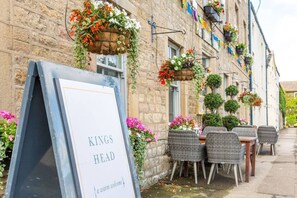Outdoor dining - The Old Vet’s House, Masham (Masham)