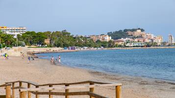 Beach nearby, white sand, 6 beach bars