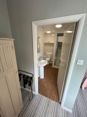 Classic Double or Twin Room | Bathroom | Shower, free toiletries, hair dryer, towels - The Ardingly Inn (Haywards Heath)