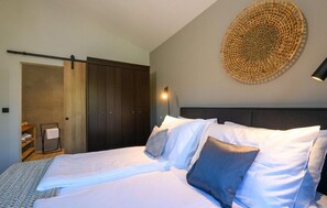 3 bedrooms, iron/ironing board, travel cot, free WiFi - Awesome home in Marcana with WiFi (Marcana)