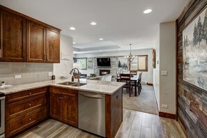 Condo, 2 habitaciones | Cocina privada | Refrigerador, horno, cafetera y tetera y tostadora 