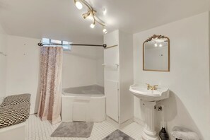 House, 3 Bedrooms | Bathroom | Towels - Cozy 3br Westland Retreat 3 Bedroom Home by RedAwning (Westland)