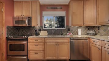 Refrigerador, horno, cafetera/tetera, tostadora