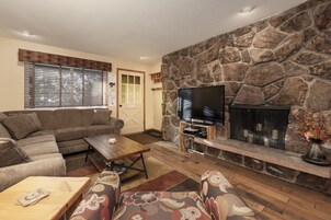 Condo, 2 Bedrooms | Living area