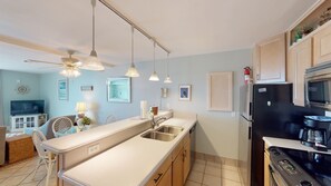 Condo, 2 Bedrooms | Dapur peribadi | Peti sejuk, ketuhar, pembancuh kopi/teh, pembakar roti