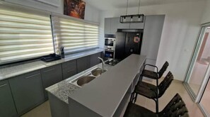 Een koelkast, een microgolfoven, een oven, een kookplaat