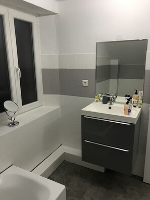 Sèche-cheveux, serviettes fournies, savon, papier toilette