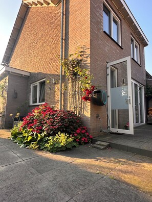 Exterior - Lovely 3 bedroom Townhouse w/ big garden & parking 15 min from Amsterdam (Amstelveen)