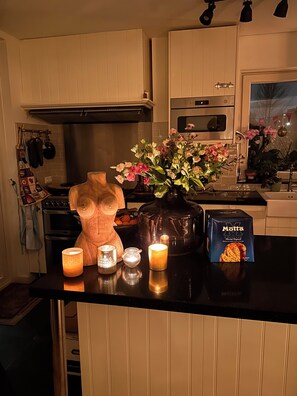 Een koelkast, een magnetron, een oven, een kookplaat