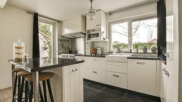 Een koelkast, een magnetron, een oven, een kookplaat