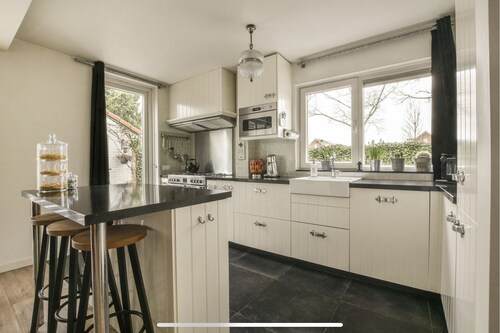 Lovely 3 bedroom Townhouse w/ big garden & parking 15 min from Amsterdam