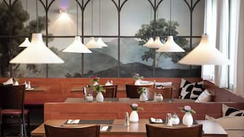 Tägliches Frühstücksbuffet (14.90 EUR pro Person)