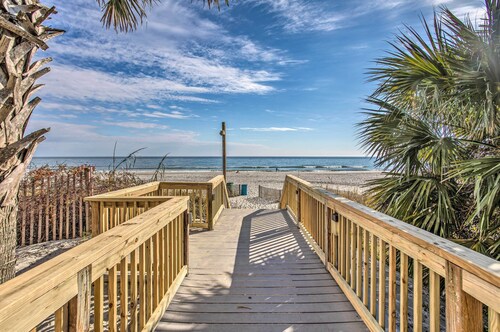 Beachfront Condo w/ Balcony & Pool in Myrtle Beach