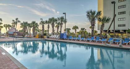 Beachfront Condo w/ Balcony & Pool in Myrtle Beach