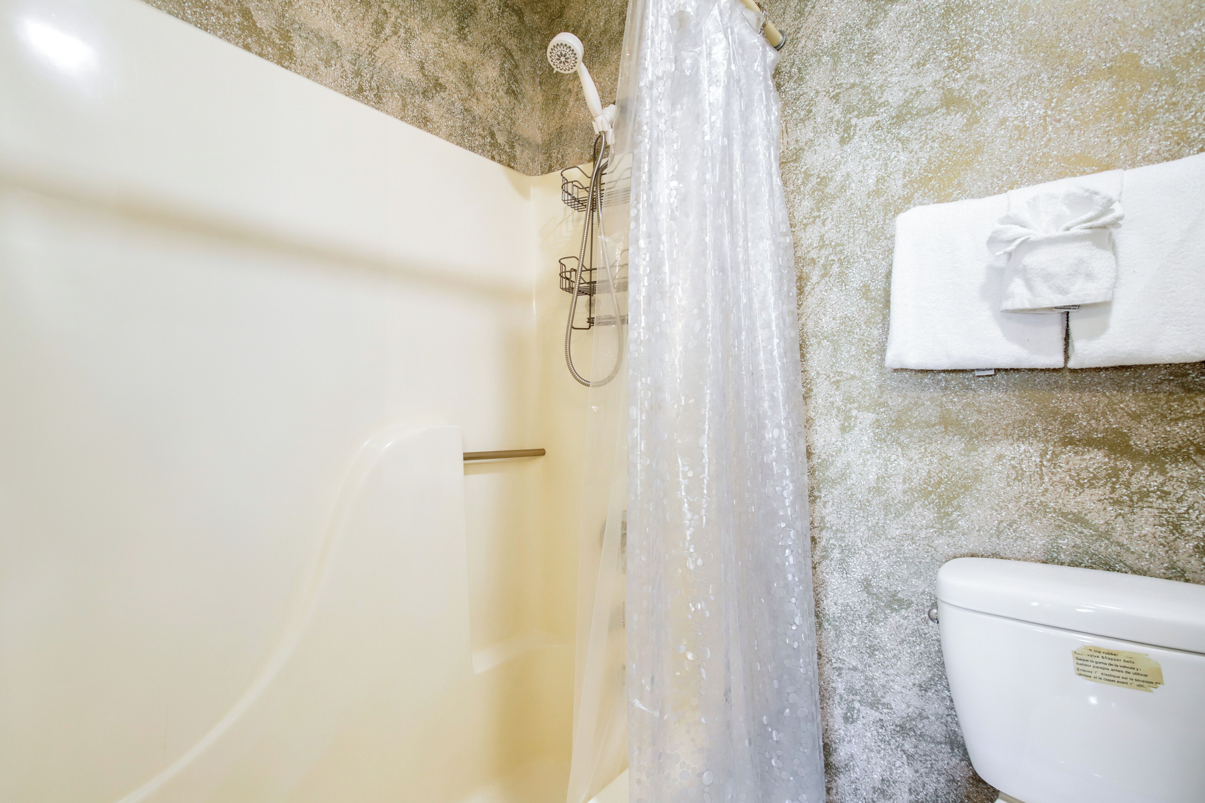 Un bagno dotato di vasca, doccia e servizi igienici.