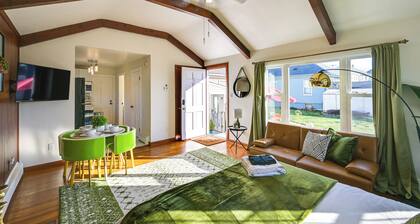 1 Mi to Downtown Salem: Studio w/ Fire Pit Access