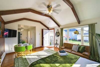 1 Mi to Downtown Salem: Studio w/ Fire Pit Access