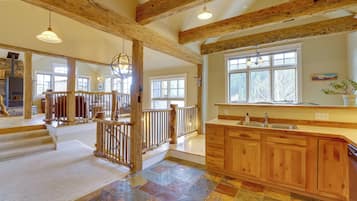 House (5 Bedrooms) | Interior